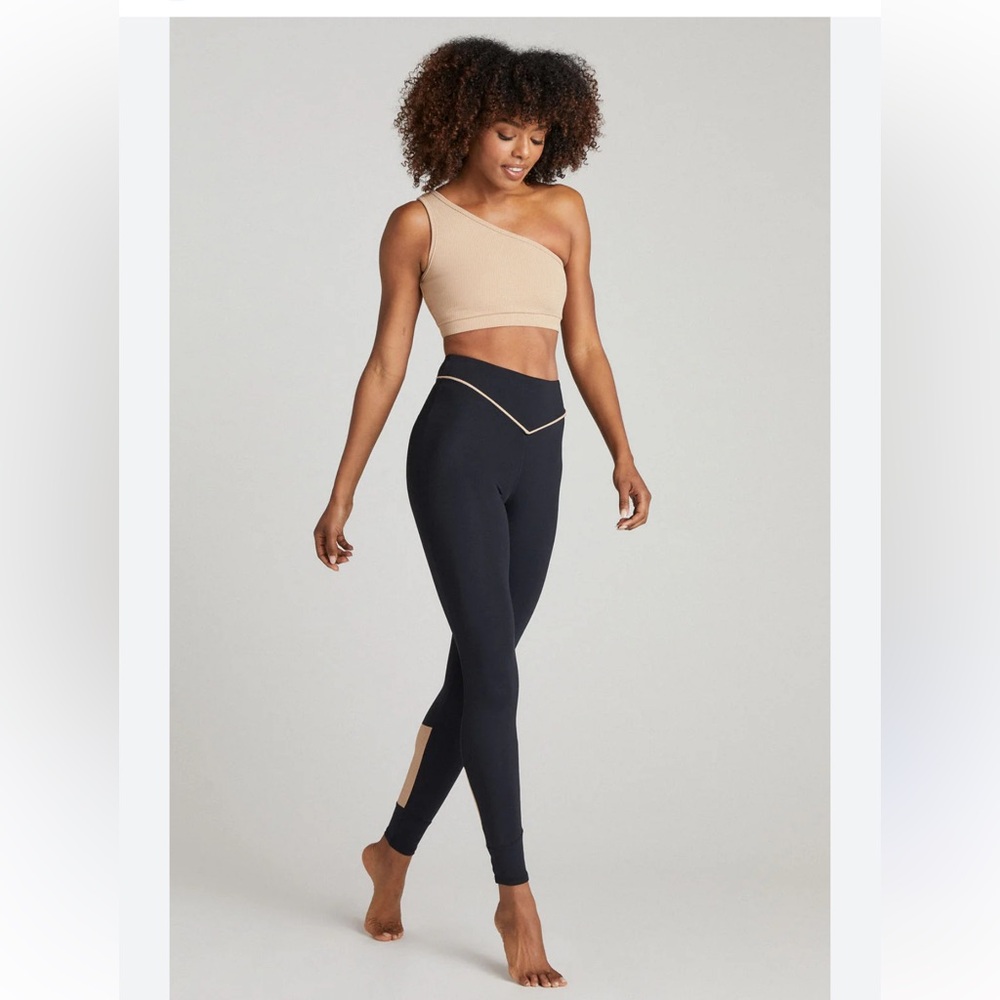 Black High-Waisted Leggings with Curved Seam Detail (Strut this)